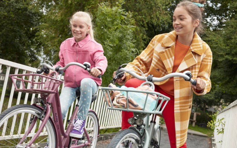 <p>Is jouw dochter een kleine fashionista? De Alpina Mood is een model voor modebewuste meiden. Samen met haar BFF&rsquo;s voor het eerst een terrasje pakken in de stad, gezellig! Bij het stylen van de Alpina Mood is extra gelet op matching details. Zo past de witte bel perfect bij de rest van de fiets en ook het relaxte brede zadel is subtiel voorzien van trendy dierenprint. Vanaf nu alleen nog fashionable over straat, have a fabulous day!</p>
