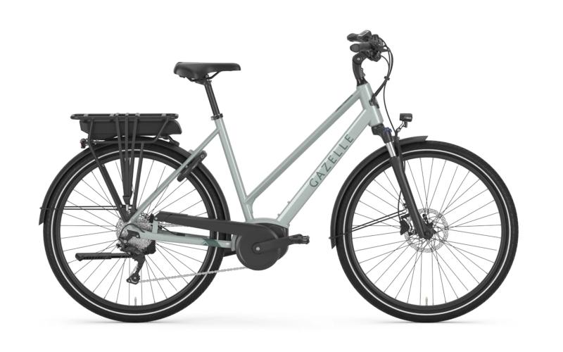 <p>De Gazelle Medeo combineert het beste van twee werelden. De performance- en stijlcomponenten zijn gebaseerd op de sportieve fiets en het comfort en gebruiksgemak zijn afgeleid van de stadsfiets. Het resultaat is een comfortabele sportieve e-bike waarmee je soepel door de stad navigeert &eacute;n die geschikt is voor de langere weg naar je werk.</p>
