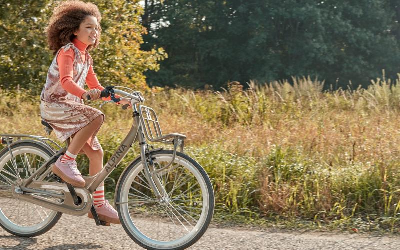 <p>De Alpina Clubb is een echte meidenfiets met fijne prints en softe kleuren, ge&iuml;nspireerd op de nieuwste fashiontrends. De fietsen hebben een handige achterdrager, maar ook een voordrager waar je een leuke mand of krat op kunt bevestigen. Zo kan je dochter shinen op haar fiets!</p>
